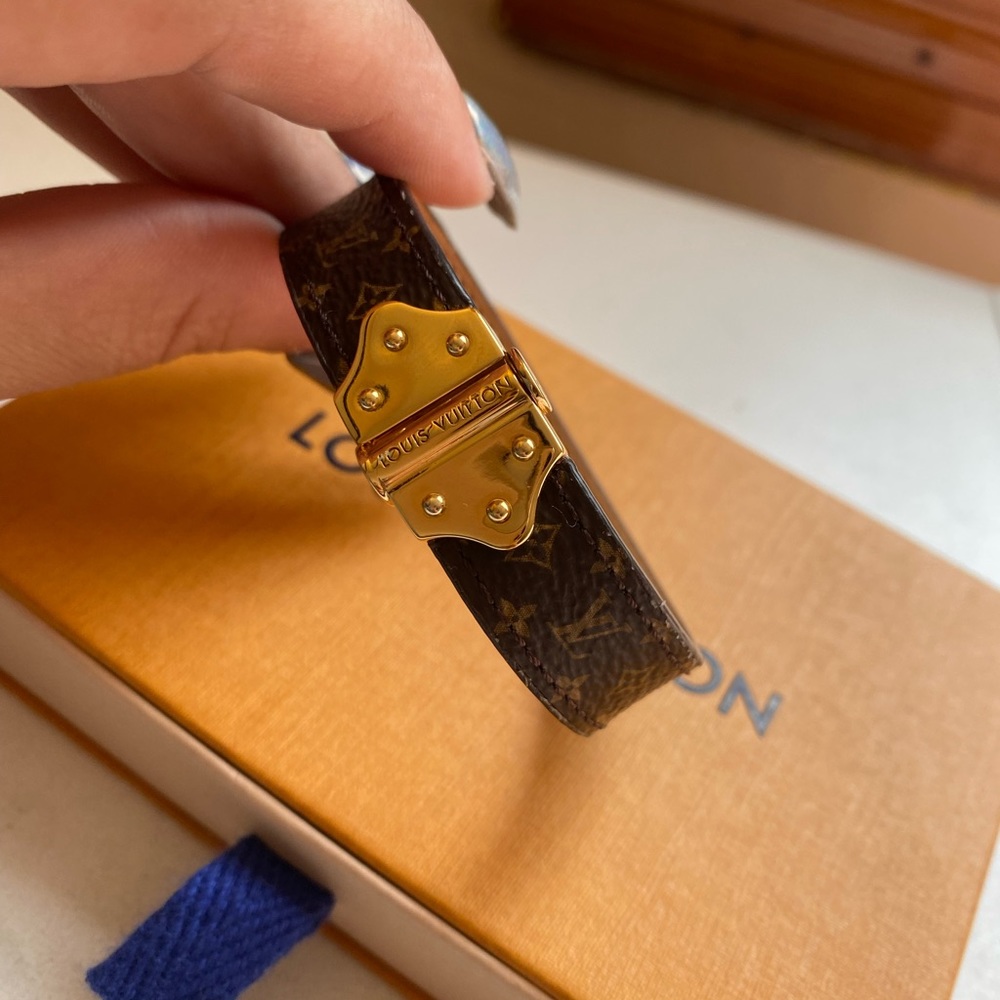 LOUIS VUITTON
Monogram Nano Bracelet 19